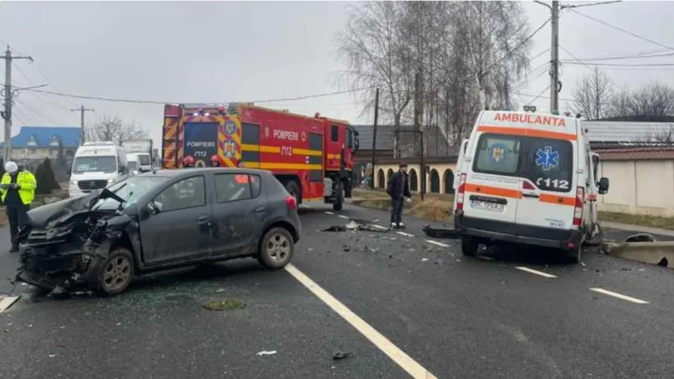Ambulanță cu pacient, implicată într-un accident rutier în județul Bacău. Cinci persoane au fost rănite