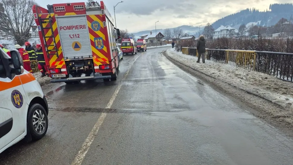Șase persoane, între care patru copii, rănite după ce o mașină s-a răsturnat în râul Bistrița - FOTO