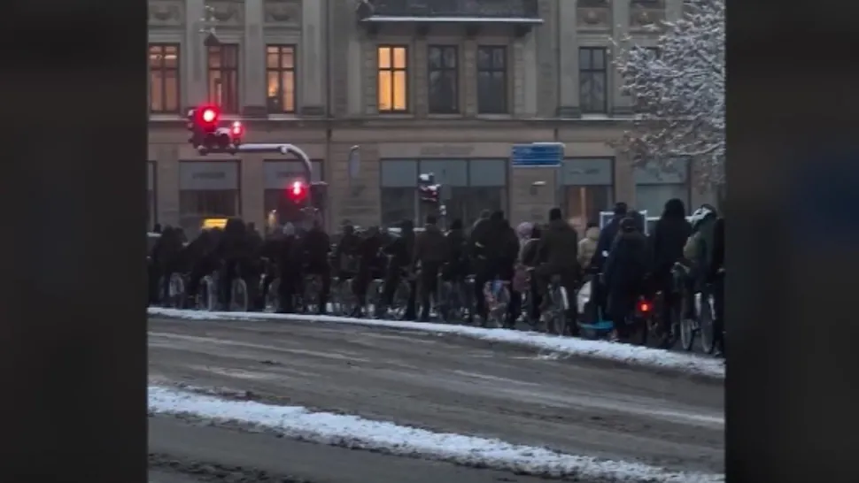 Danezii nu țin cont de vreme și merg pe biciclete oriunde. Imagini virale