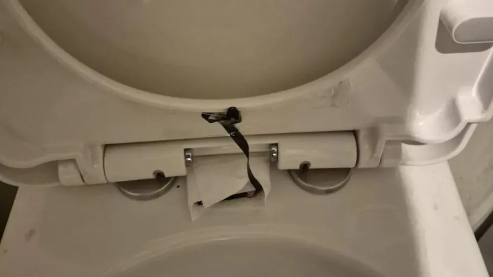 Anchetă a poliției, după ce o cameră video a fost găsită ascunsă în toaleta unui restaurant. O clientă a făcut descoperirea