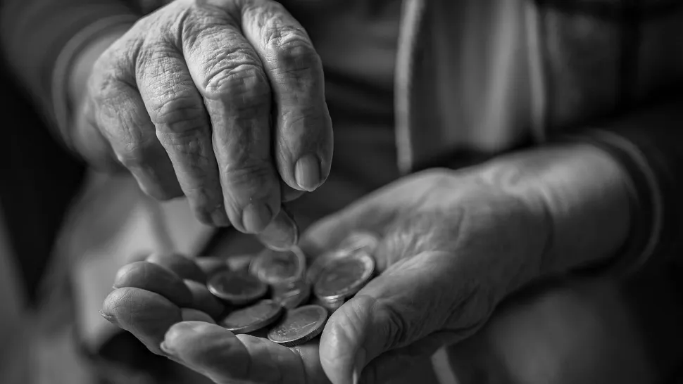 Pensionarii din România, tot mai departe de un trai decent: pensia medie nu acoperă nici necesarul de bază