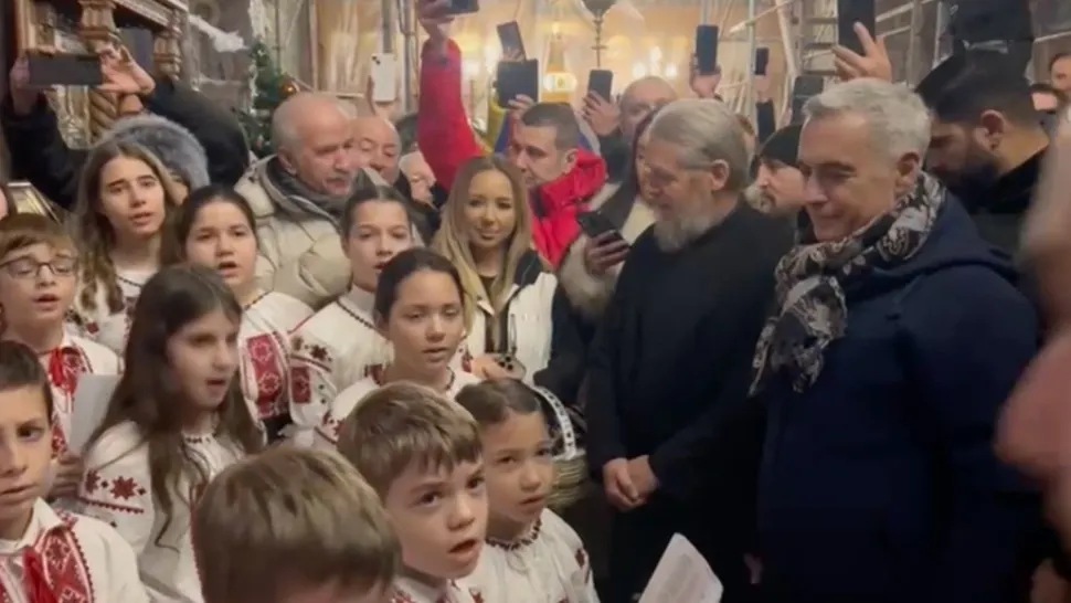 Emoții și o surpriză plăcută pentru Călin Georgescu. Enoriașii l-au colindat în biserică - VIDEO