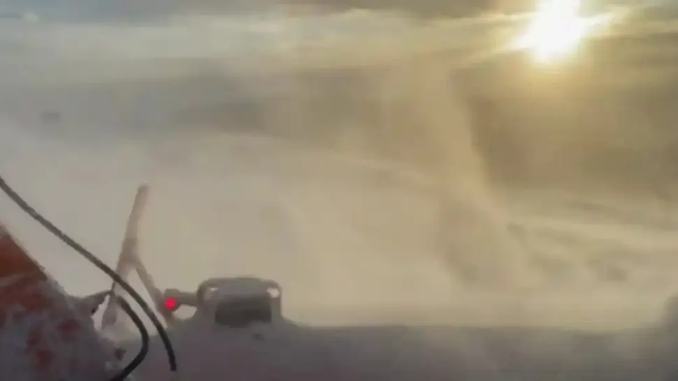 Imagini spectaculoase pe Transalpina: Cum se deszăpezește în condiții de viscol extrem - VIDEO