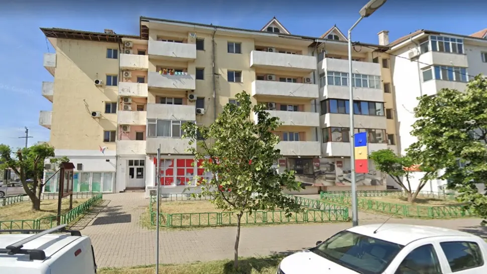 O primărie din România a ajuns să funcționeze într-un bloc de apartamente. Anunțurile administrative au înlocuit listele cu restanțieri la întreținere