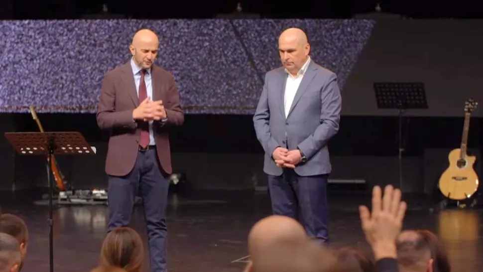 Rugăciune pentru Ilie Bolojan, cu premierul pe scenă, la o biserică baptistă din Oradea. Credincioșii, puși să se ridice în picioare – FOTO/VIDEO