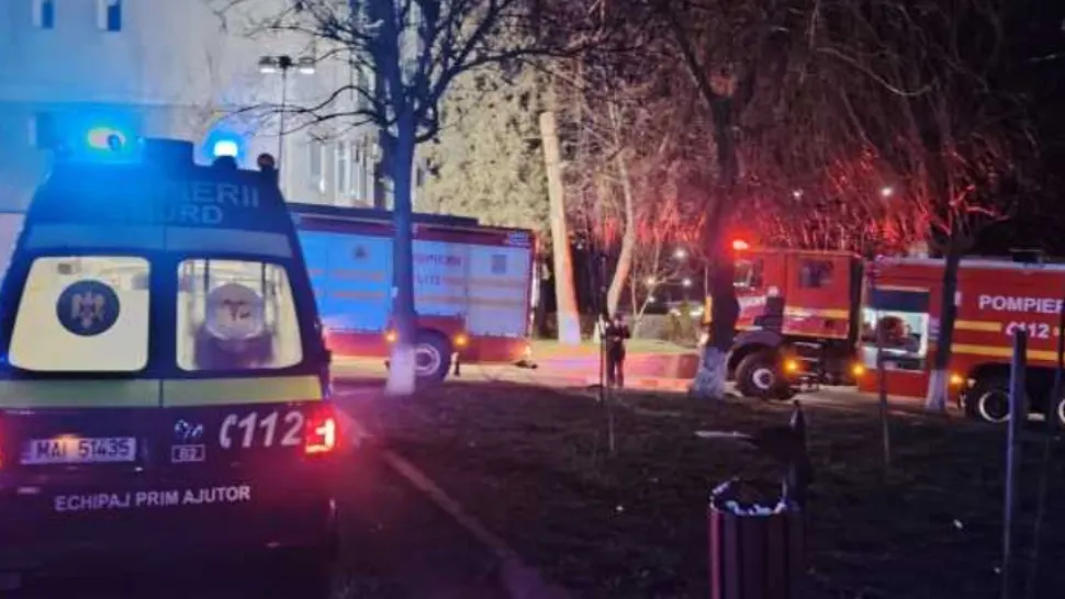 Panică într-un cartier din Fălticeni. Incendiu puternic într-un bloc, locatarii evacuați de urgență