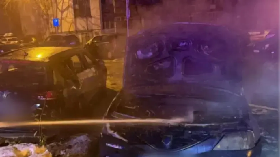 Trei mașini au luat foc pe o stradă din Cluj. Un bărbat a ajuns la spital, după ce focul a pornit de la motorul mașinii sale