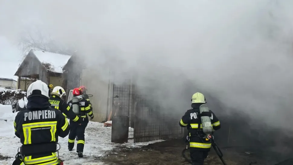 Pericol major la Satu Mare: butelii cu oxigen scoase dintr-un depozit în flăcări. Risc uriaș de explozie GALERIE FOTO