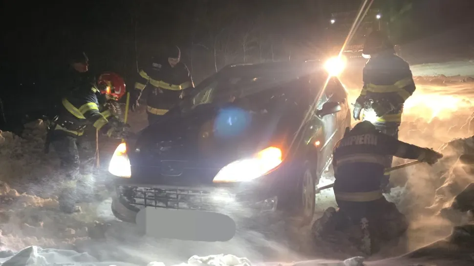 Mai multe mașini au rămas înzăpezite în județul Botoșani. A fost necesară intervenția pompierilor- FOTO