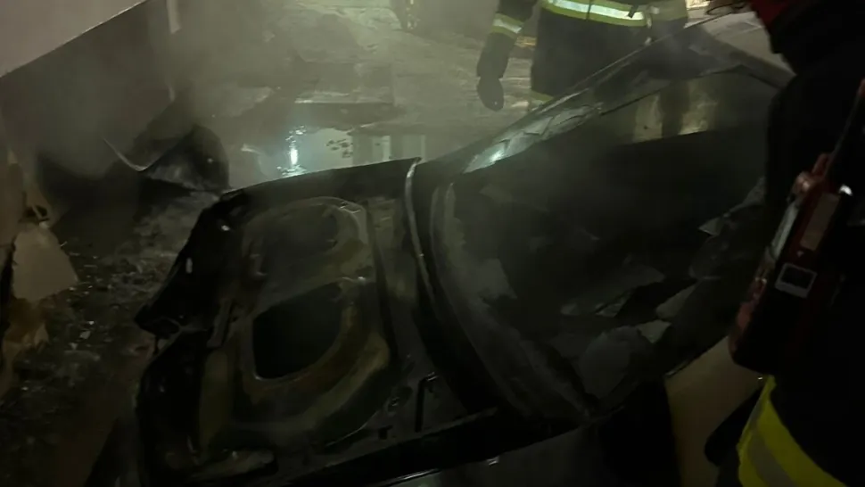 Incendiu puternic în Cluj. Trei autoturisme și un bloc, afectate de flăcări - FOTO