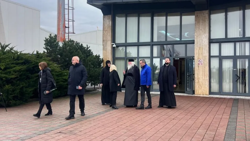 Slujbă religioasă pe aeroportul din Timișoara, înainte de repatrierea trupurilor celor 7 suporteri morți. Mitropolitul Banatului oficiază ceremonia - VIDEO