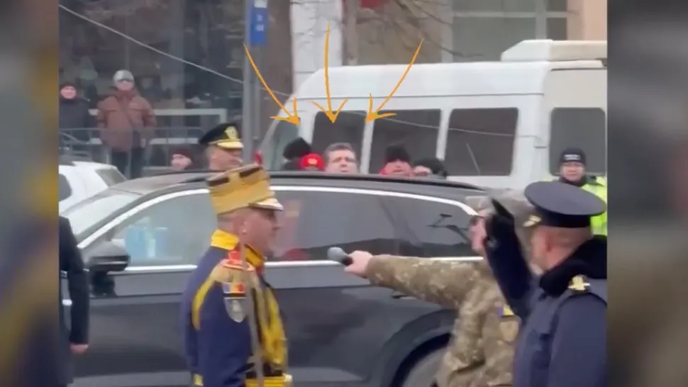 Nicușor Dan, încă un moment penibil. A primit onorul militar de după mașină - VIDEO