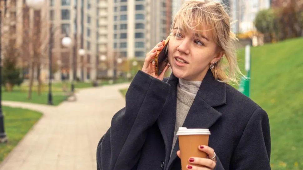 Telefonul tău te ascultă permanent și colectează tot ce spui. Cum oprești spionajul din câteva setări