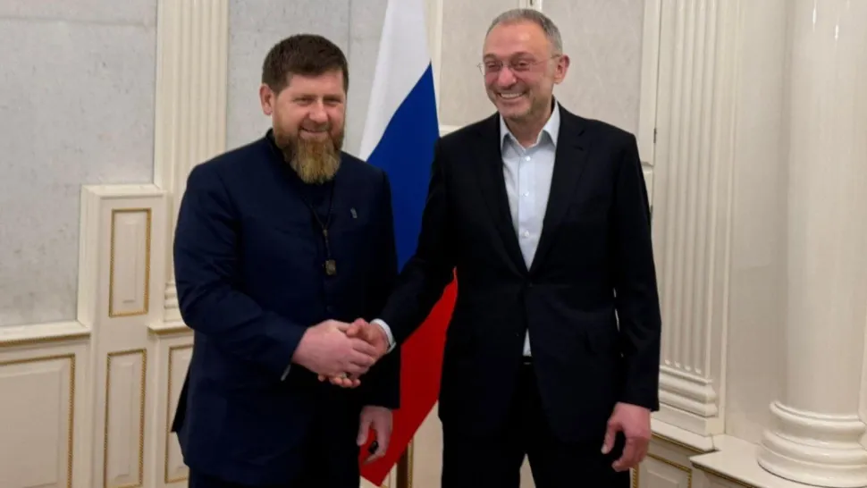 Cu un picior în groapă, Kadîrov face pace cu dușmanii. Poza cu un oligarh, senator al Federației Ruse i-a uimit pe fanii săi 