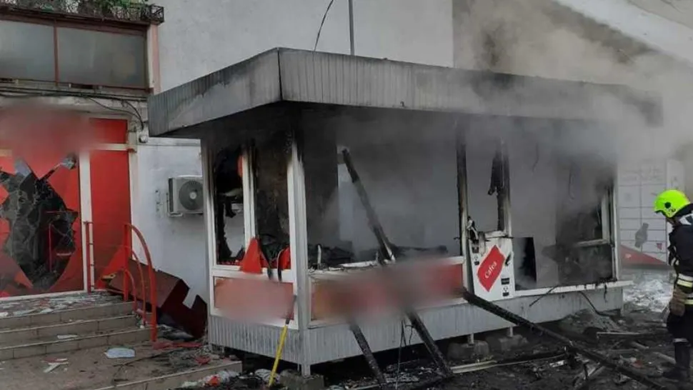 Incendiu urmat de explozia unei butelii, la o plăcintărie din Gherla. Clădirea a fost complet distrusă -VIDEO