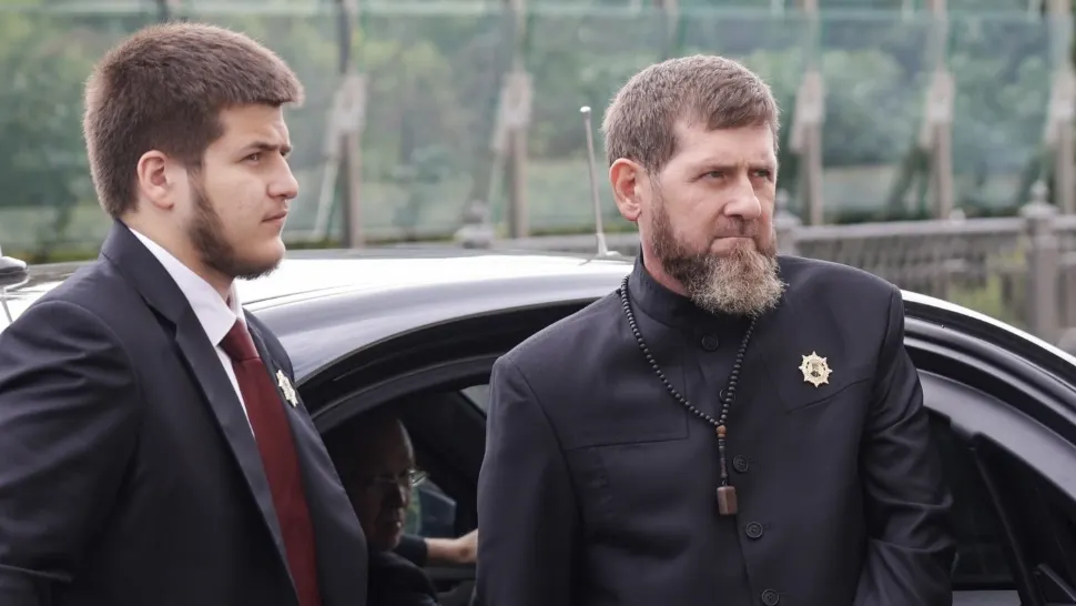 Ramzan Kadîrov este pe moarte,  iar fiul său, Adam, se zbate între viață și moarte după un accident grav. Bătaie cruntă pentru succesiunea la „tron”