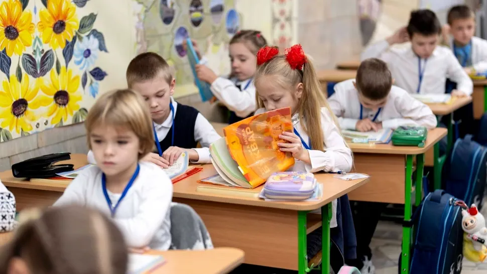 Școlile din Rusia reintroduc nota la purtare, care include „obediență” și ”conformare ideologică”