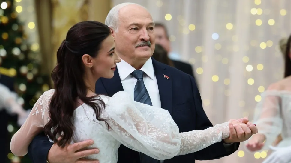 Lukașenko le dă sfaturi de frumusețe femeilor: „Nu vă mai ungeți fața cu tot felul de infecții. Curățați zăpada, asta vă ține tinere”