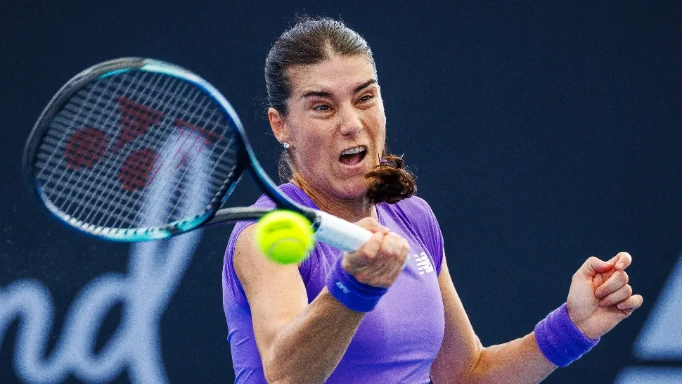 Sorana Cîrstea avansează în optimi la Brisbane, după victoria spectaculoasă în fața Jelenei Ostapenko. Urmează duelul de foc cu liderul mondial, Aryna Sabalenka