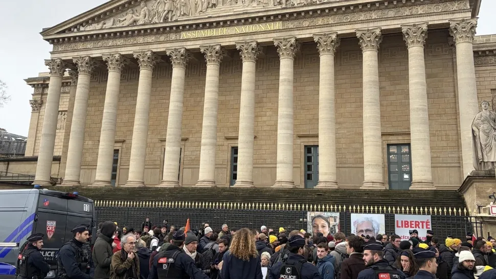 Haos la Paris, pe fondul protestelor masive ale agricultorilor. Șefa Adunării Naționale, huiduită de protestatari și lovită cu un obiect aruncat din mulțime – VIDEO | LIVE TEXT