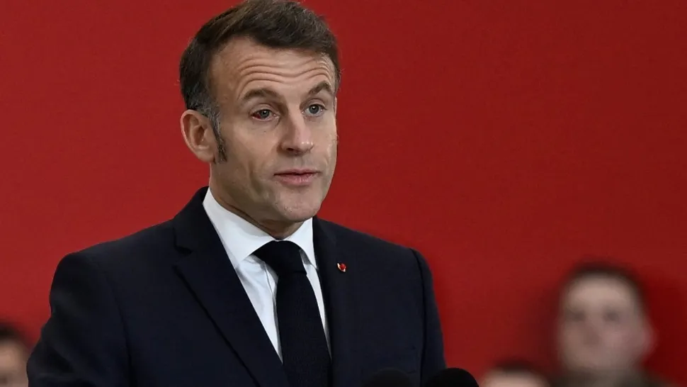 Emmanuel Macron a apărut aproape desfigurat la un discurs în fața forțelor armate. Cum l-au ironizat ziarele. VIDEO