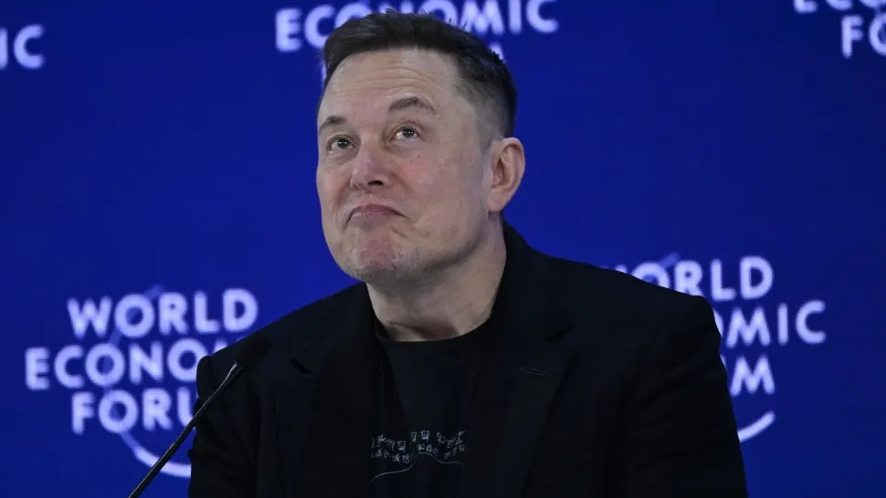 Elon Musk a spus la Davos că va inunda lumea cu roboții săi din 2027. „Vor fi mai mulți roboți decât oameni”