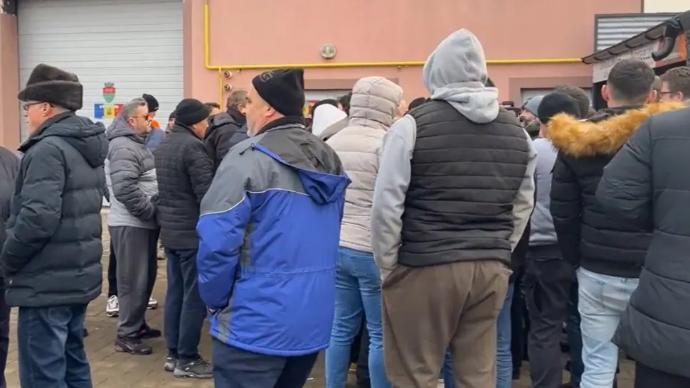 Protest la Salcea după creșterea impozitelor. Oamenii au venit să plătească mai devreme ca să beneficieze de bonificație, dar au rămas șocați de noile sume - VIDEO