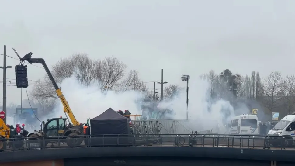 Protest de amploare în fața Parlamentului European de la Strasbourg. Fermierii sunt alungați cu gaze lacrimogene -VIDEO