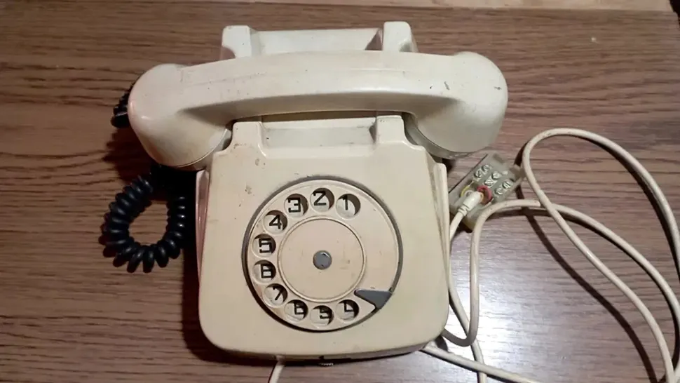 Cu cât se vinde în 2026 un telefon cu disc din perioada comunistă. Obiect banal atunci, piesă de colecție astăzi