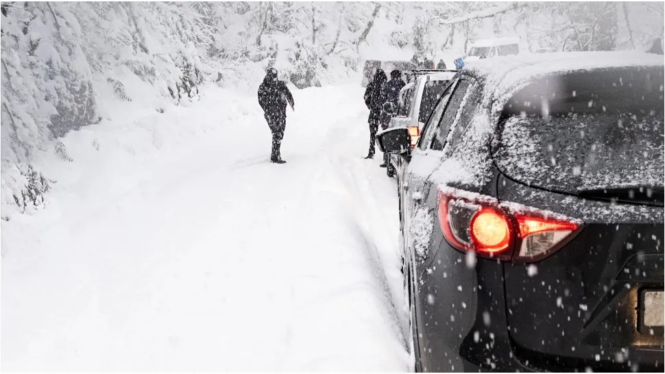 Românii iau cu asalt pârtiile de schi. Traficul pe DJ 184, în localitatea Cavnic, îngreunat ca urmare a numărului ridicat de autoturisme 