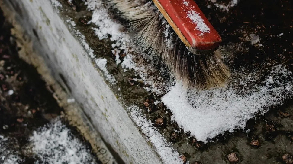 Cum să scapi de gheața de pe trepte fără să folosești sare. Soluții la îndemâna oricui