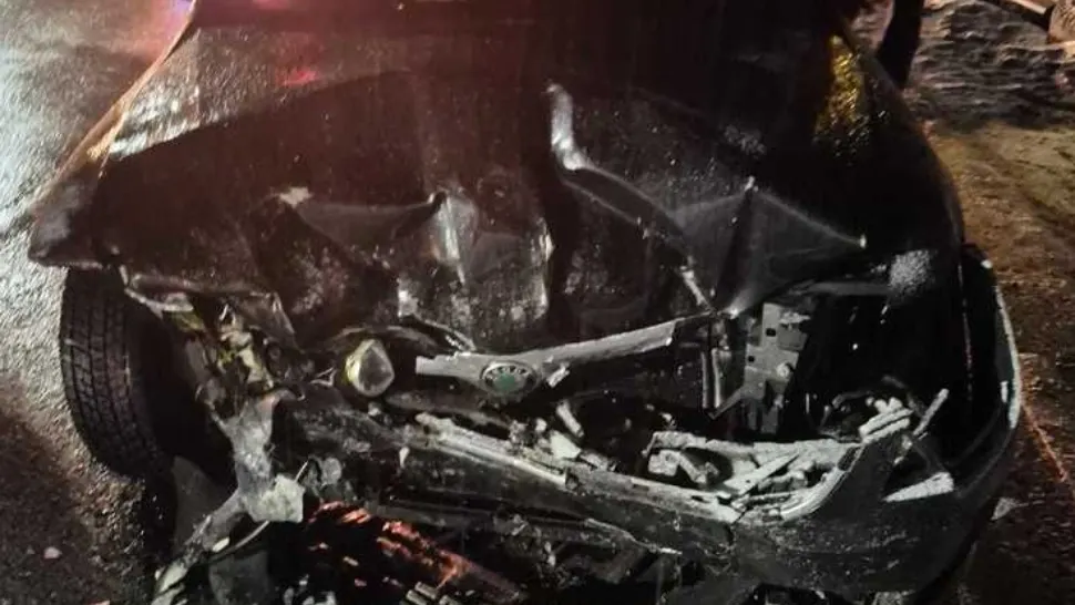 Accident grav în Neamț. Cinci persoane au ajuns la spital după ce o mașină a intrat cu viteză pe contrasens într-o curbă periculoasă