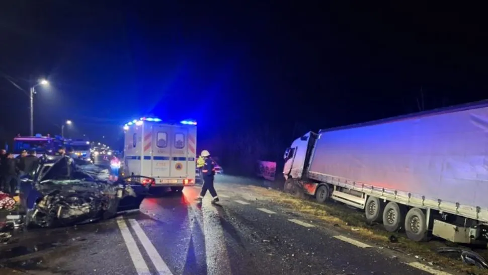 O persoană a murit și alte patru au fost rănite pe DN7: Impact frontal devastator între un autoturism și un TIR, în Călimănești. 