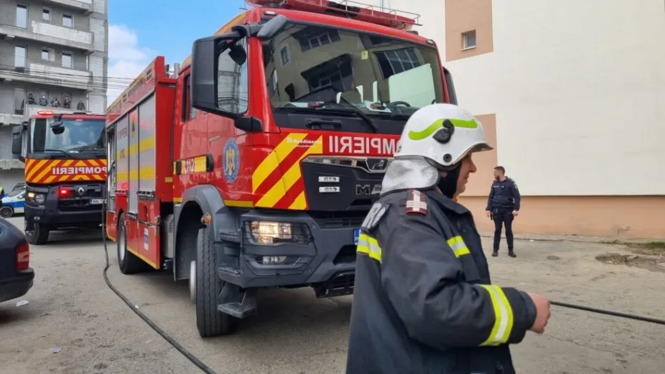 Explozie urmată de incendiu într-un bloc din Craiova. Mai multe echipaje de intervenție, mobilizate de urgență | VIDEO