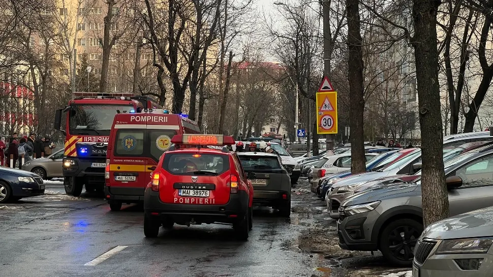 Tragedie în Capitală: o fetiță de 5 ani și-a pierdut viața după ce a fost spulberată de o mașină, chiar în fața unei școli. Copila trecea strada alături de bunică  - VIDEO