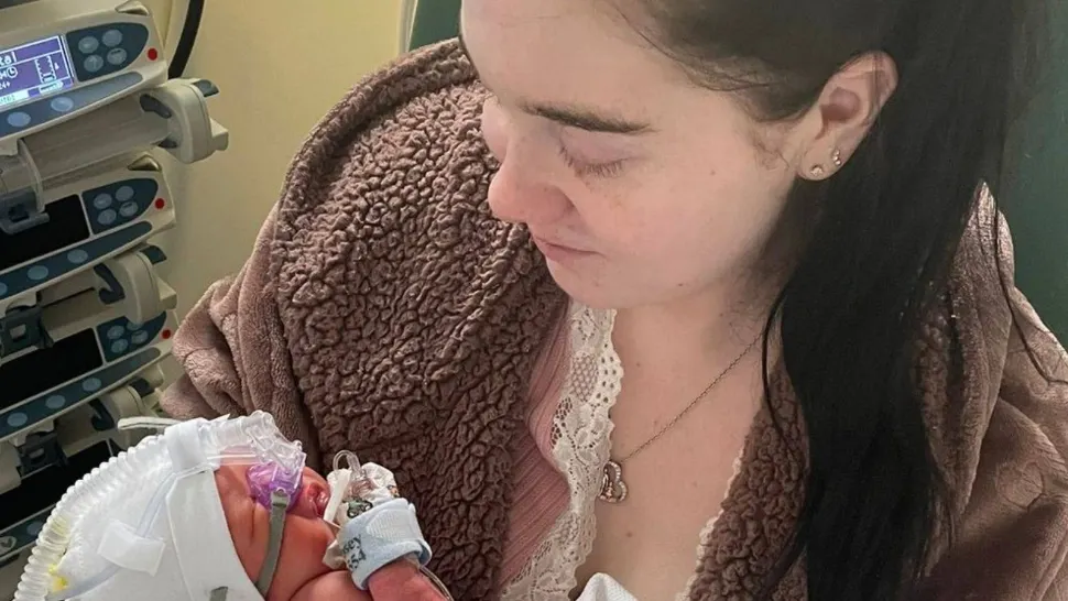 O tânără de 20 de ani a aflat că este însărcinată după ce s-a trezit dintr-o comă provocată de un stop cardiac