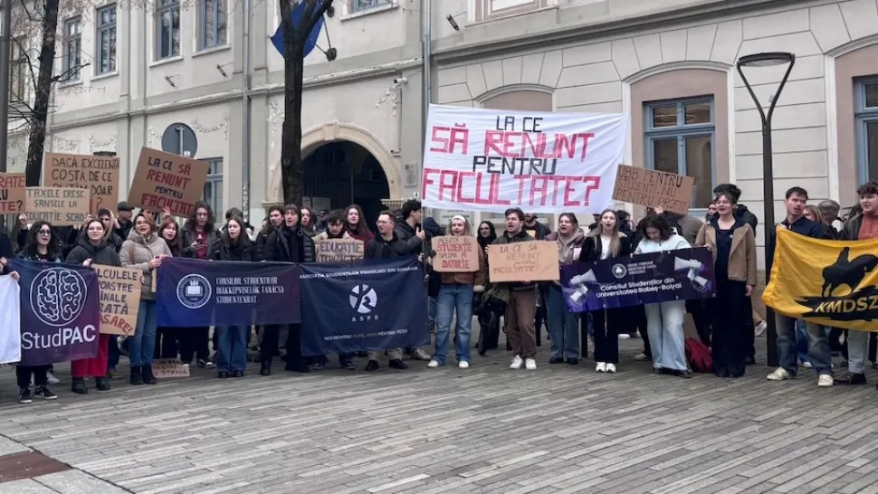Bolojan i-a scos pe studenții de la UBB Cluj în stradă: Tinerii contestă majorarea taxelor: „Diplomă pe datorie!”