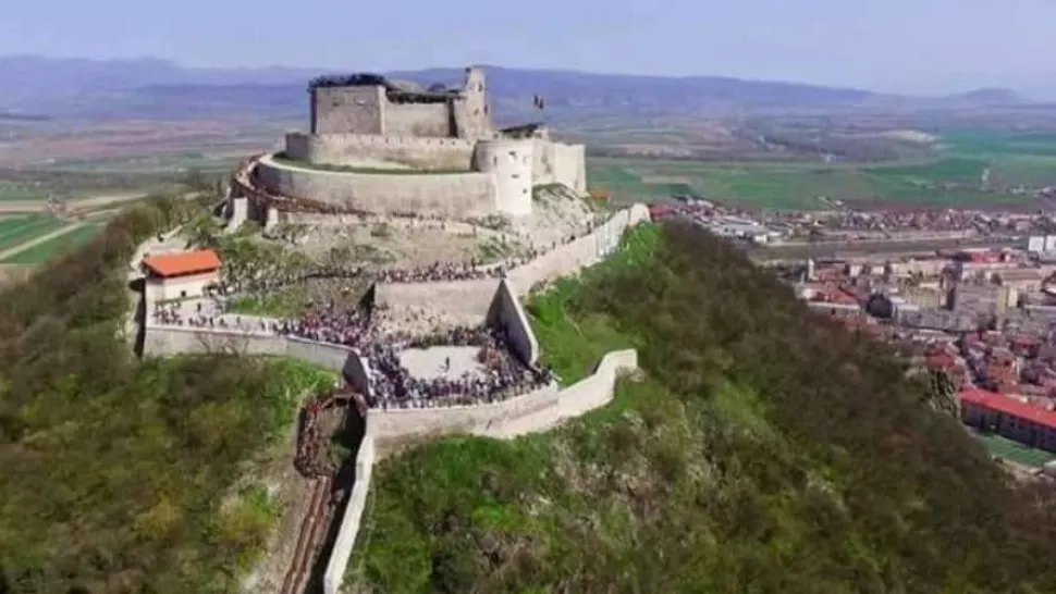 Intervenție spectaculoasă la Cetatea Devei: un bărbat a amenințat că se aruncă în gol