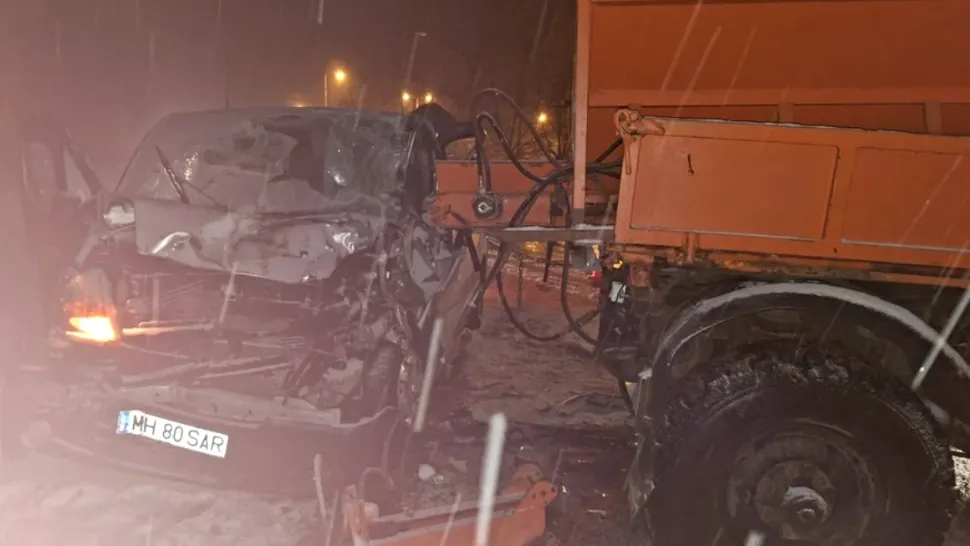 Accident în județul Mehedinți între un microbuz și un utilaj de deszăpezire: 5 oameni au ajuns la spital - VIDEO