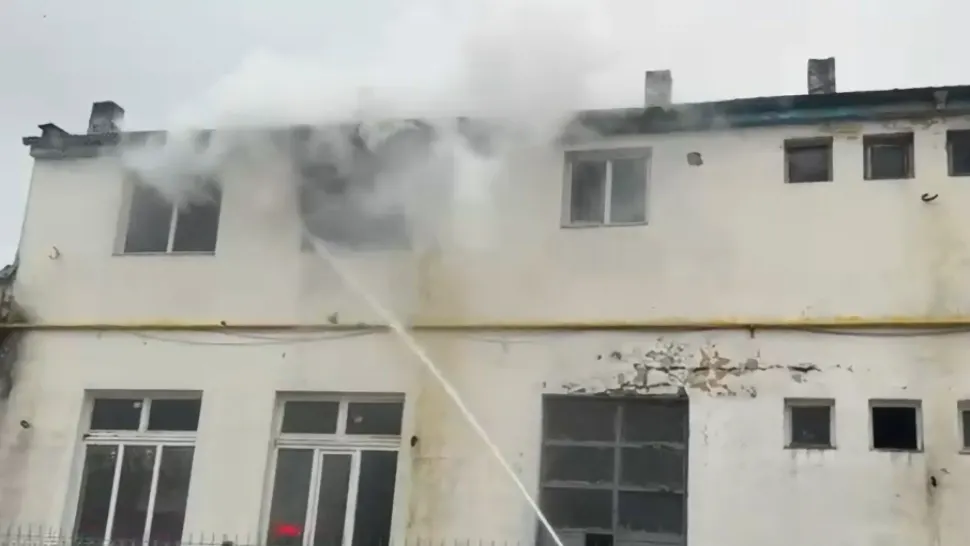 Incendiu puternic la o hală industrială din Ploiești: 15 persoane s-au autoevacuat