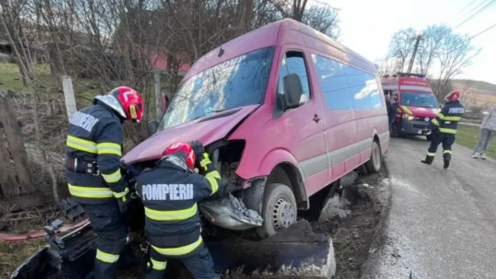 Microbuz cu 11 pasageri implicat într-un accident la Valea Sânpetru. Șase ambulanțe au ajuns fața locului