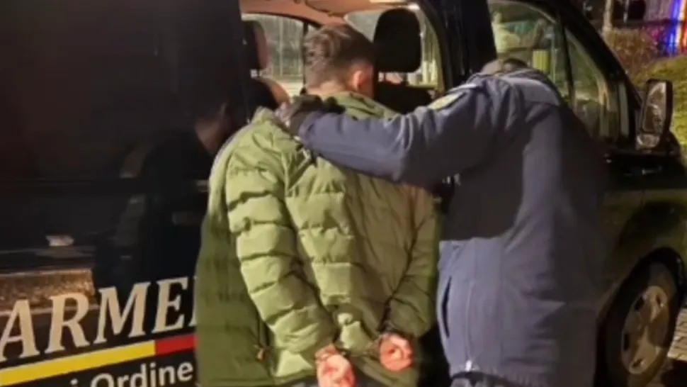 Incident grav în fața unui internat din Zalău: un adolescent își amenința colegii cu un cuțit. A fost imobilizat de jandarmi - VIDEO
