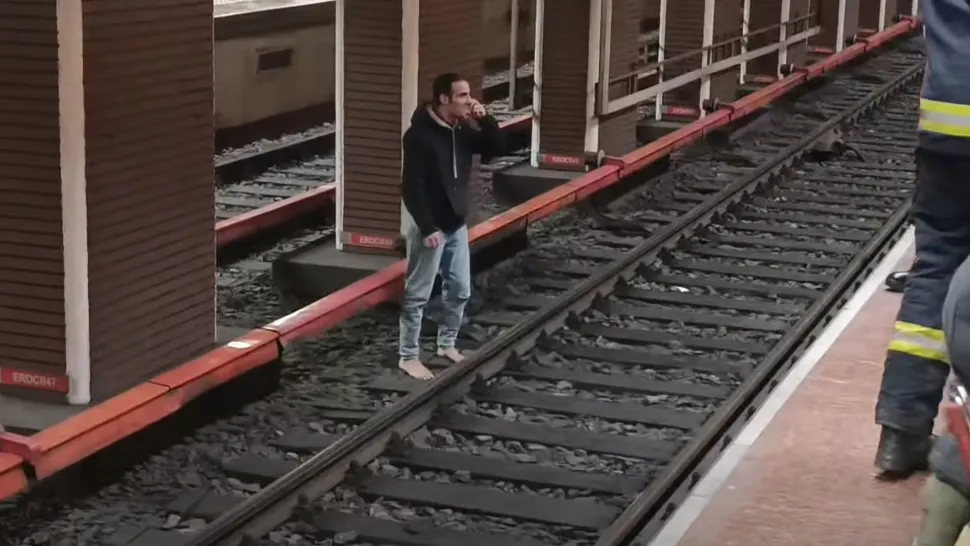 Scene de groază la metrou: Un bărbat a coborât desculț pe șine și a amenințat că se sinucide. VIDEO