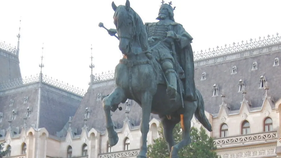 Secret ascuns în burta calului. Descoperire uluitoare în statuia lui Ștefan cel Mare din Iași   - VIDEO