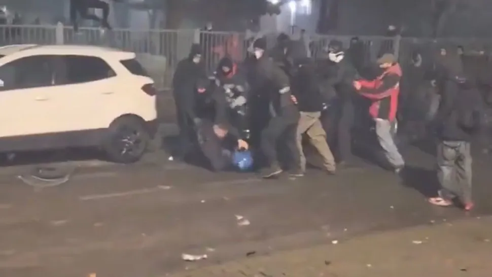 Revolte de stradă în Italia. Un polițist, aproape să fie linșat de Antifa, grupare de extremă stânga - VIDEO