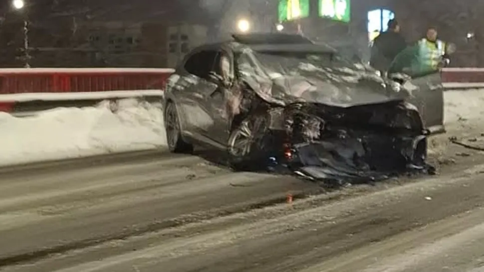 Impact violent în Ploiești. Autobuz implicat într-un accident rutier. O pasageră a ajuns la Urgențe