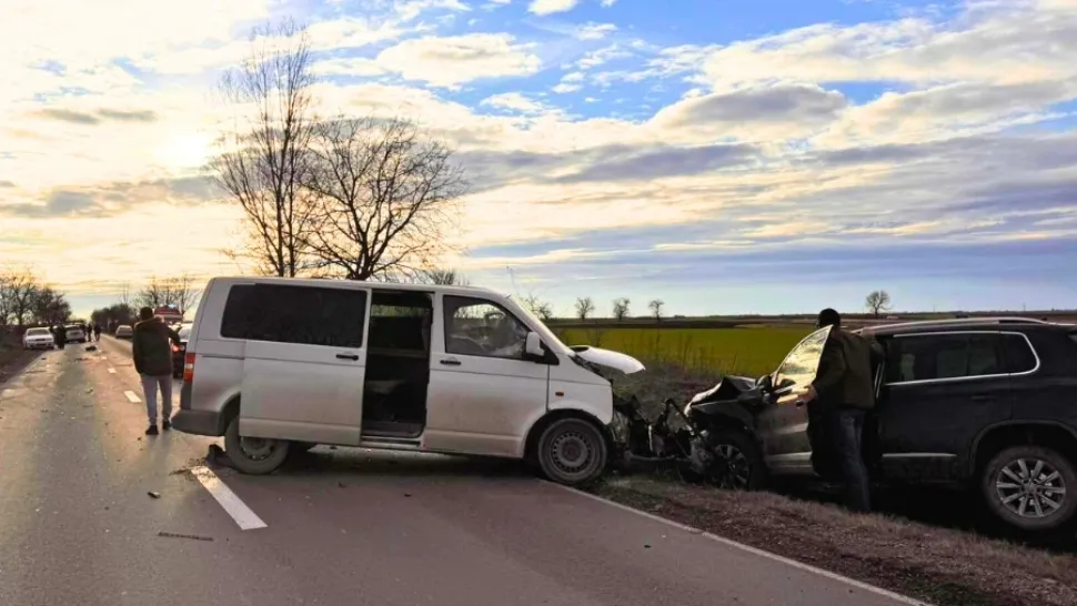 Carambol de proporții în Bihor. Opt persoane rănite, traficul paralizat - VIDEO