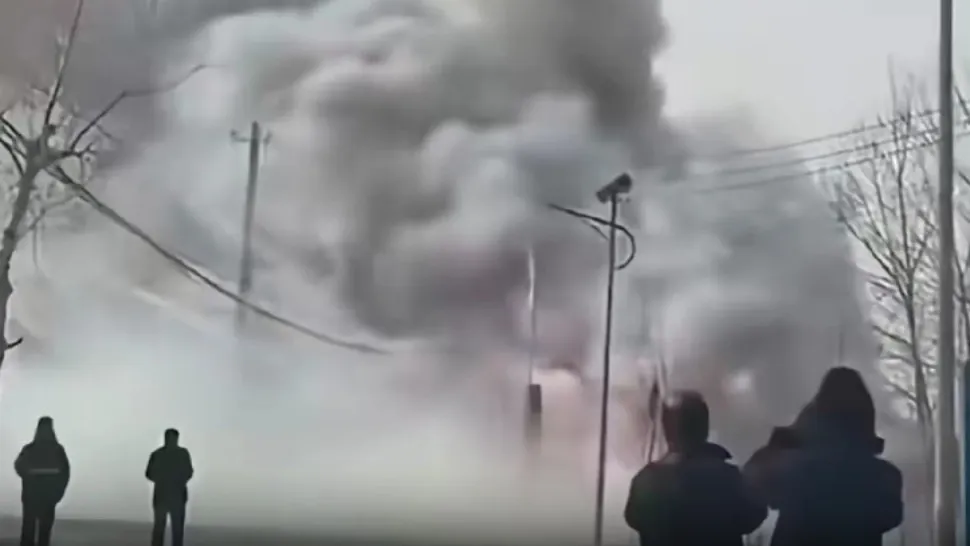Opt oameni au murit după ce un magazin de artificii a sărit în aer. Imagini de groază în China