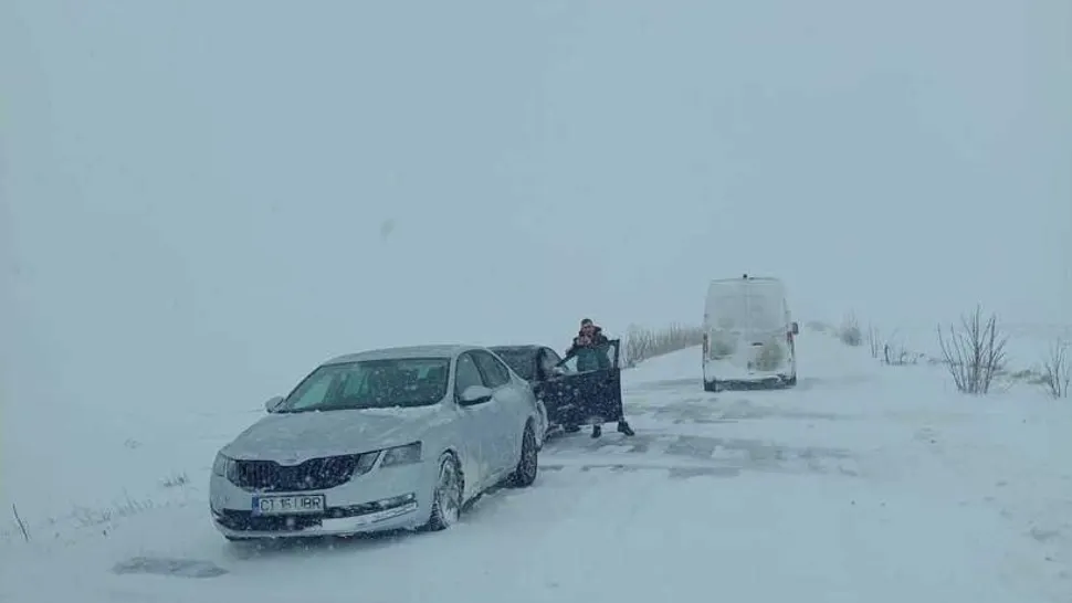 Haos total în județul Constanța. O ambulanţă a derapat, trei microbuze de transport persoane şi două maşini sunt blocate 
