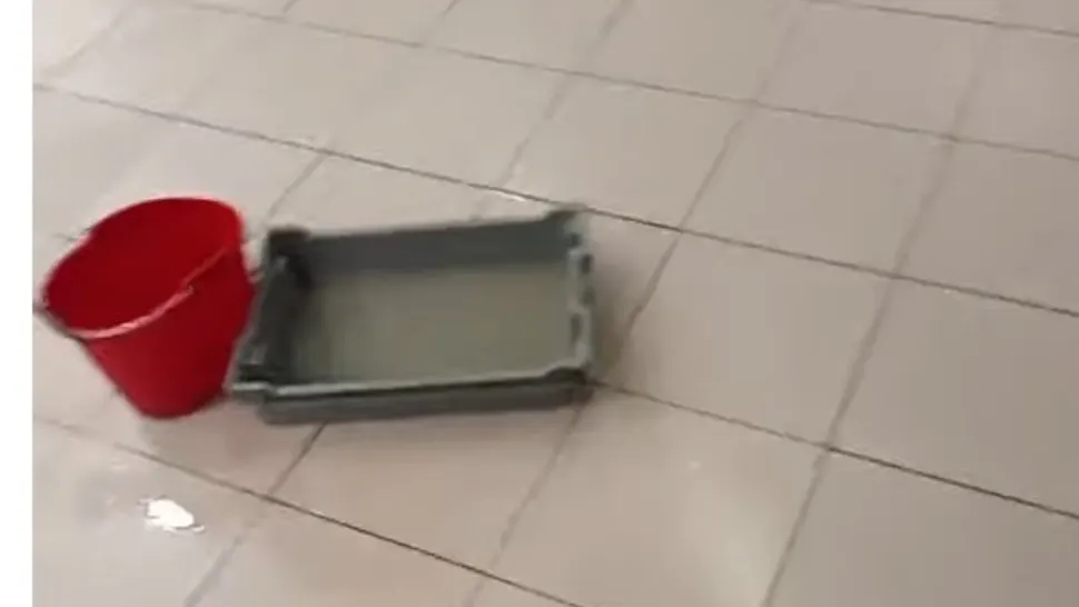 Infrastructură de lumea a treia. Ploaia trece prin plafonul Aeroportului Otopeni | VIDEO